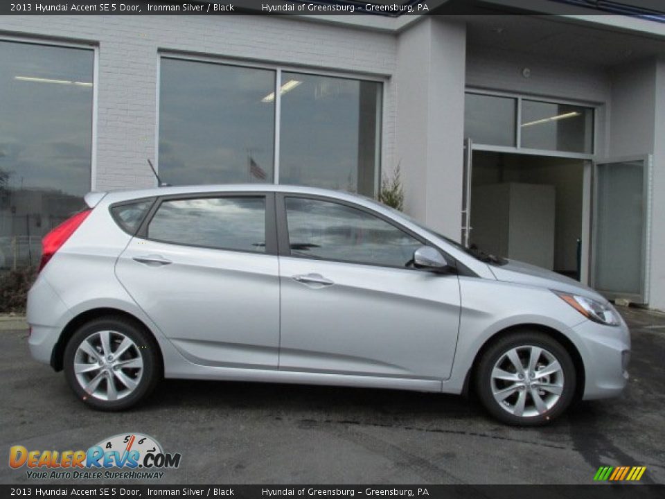 2013 Hyundai Accent SE 5 Door Ironman Silver / Black Photo #2
