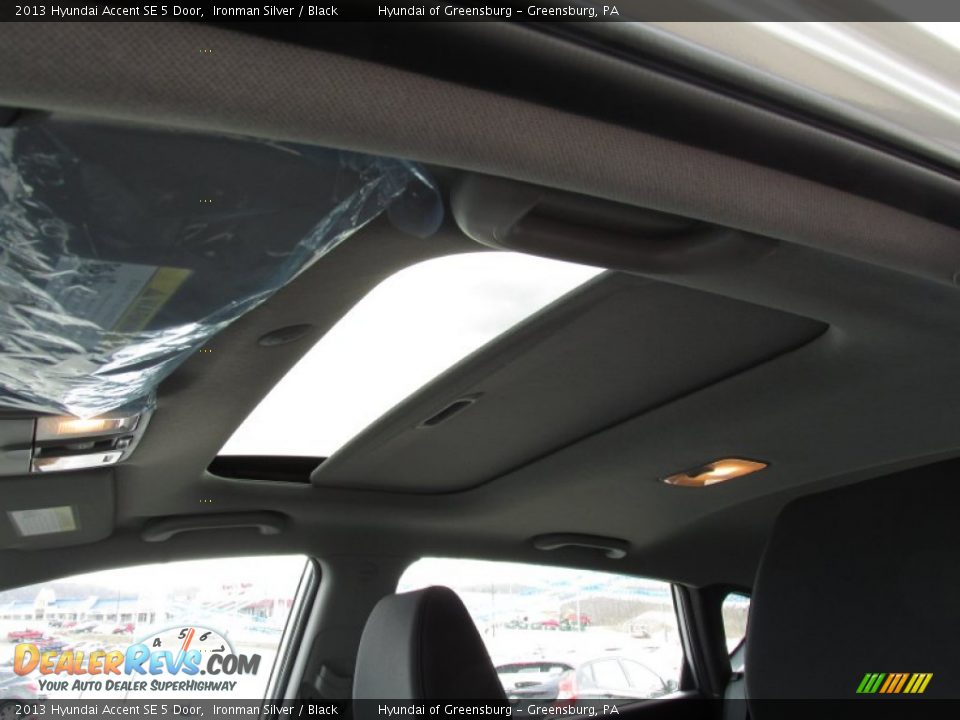2013 Hyundai Accent SE 5 Door Ironman Silver / Black Photo #5