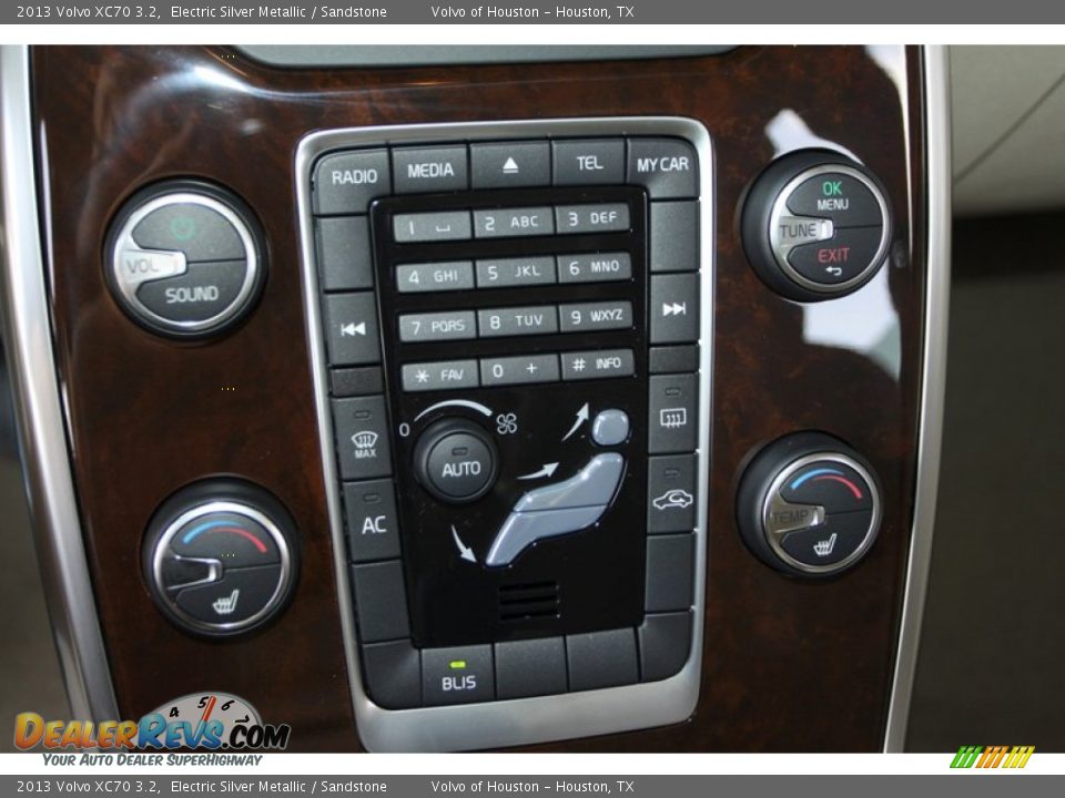 Controls of 2013 Volvo XC70 3.2 Photo #21