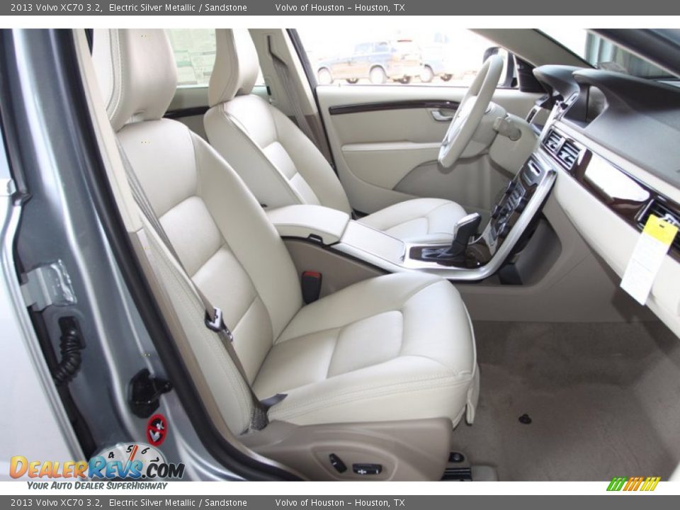 Front Seat of 2013 Volvo XC70 3.2 Photo #28