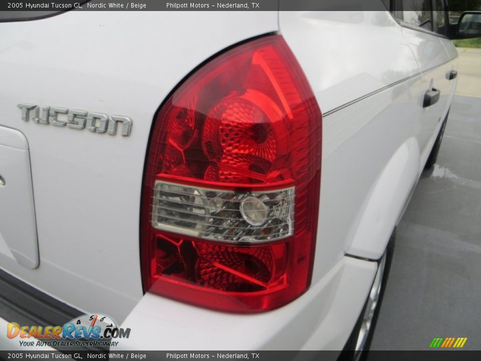 2005 Hyundai Tucson GL Nordic White / Beige Photo #16