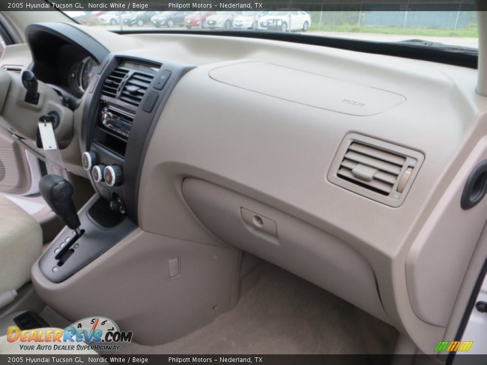 2005 Hyundai Tucson GL Nordic White / Beige Photo #22