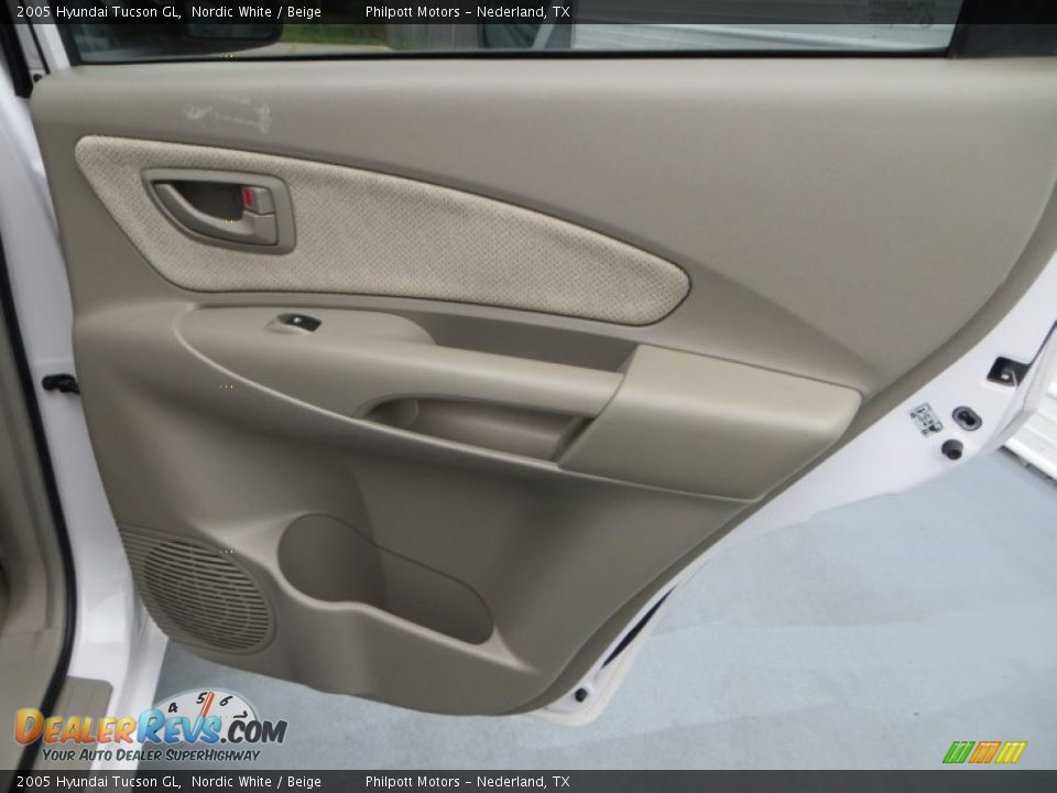 2005 Hyundai Tucson GL Nordic White / Beige Photo #24