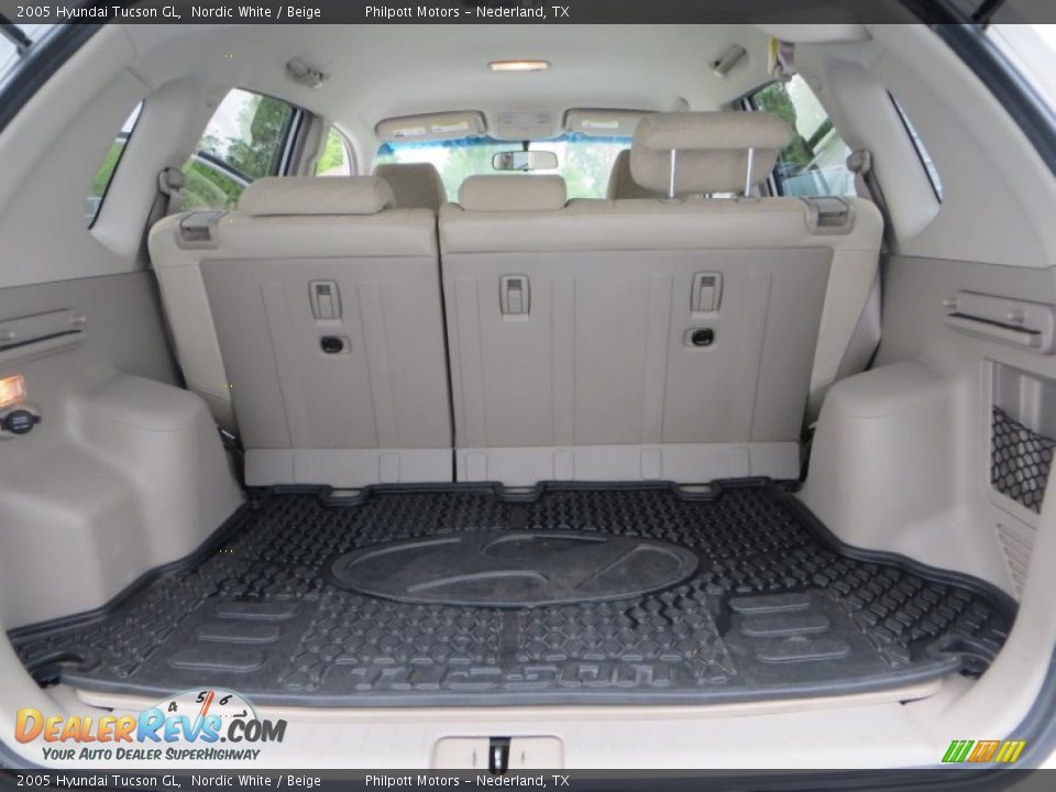 2005 Hyundai Tucson GL Trunk Photo #26