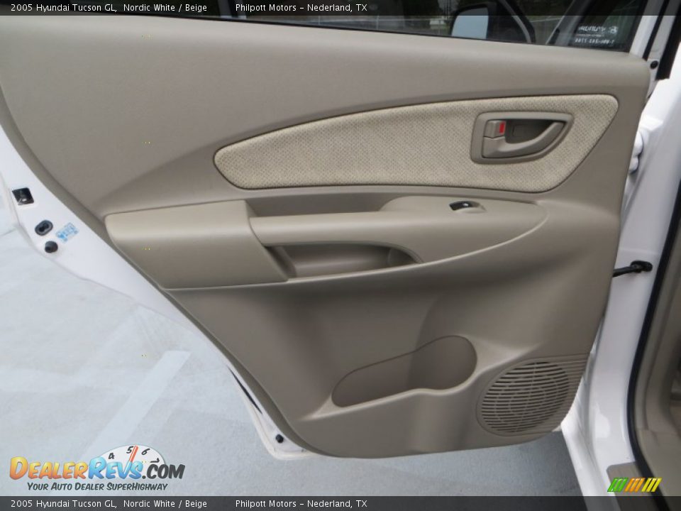 2005 Hyundai Tucson GL Nordic White / Beige Photo #27