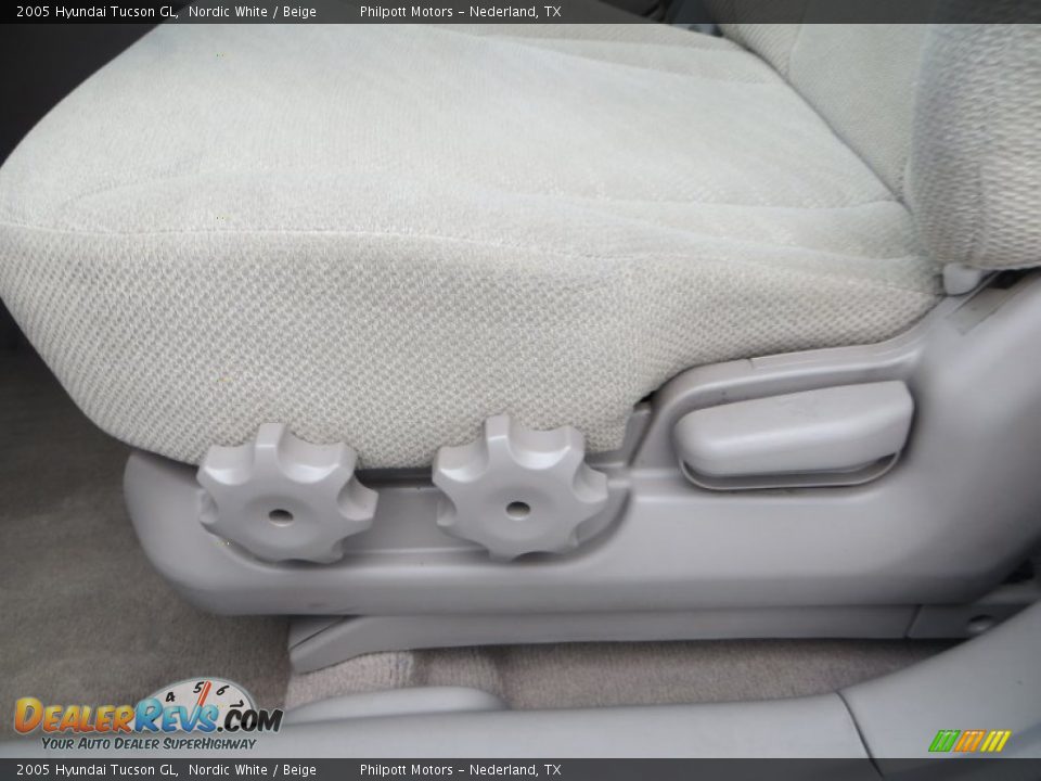 2005 Hyundai Tucson GL Nordic White / Beige Photo #32