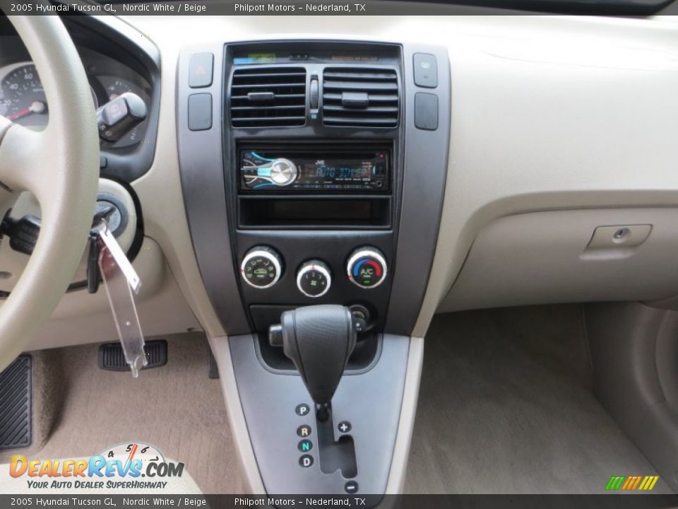2005 Hyundai Tucson GL Nordic White / Beige Photo #34