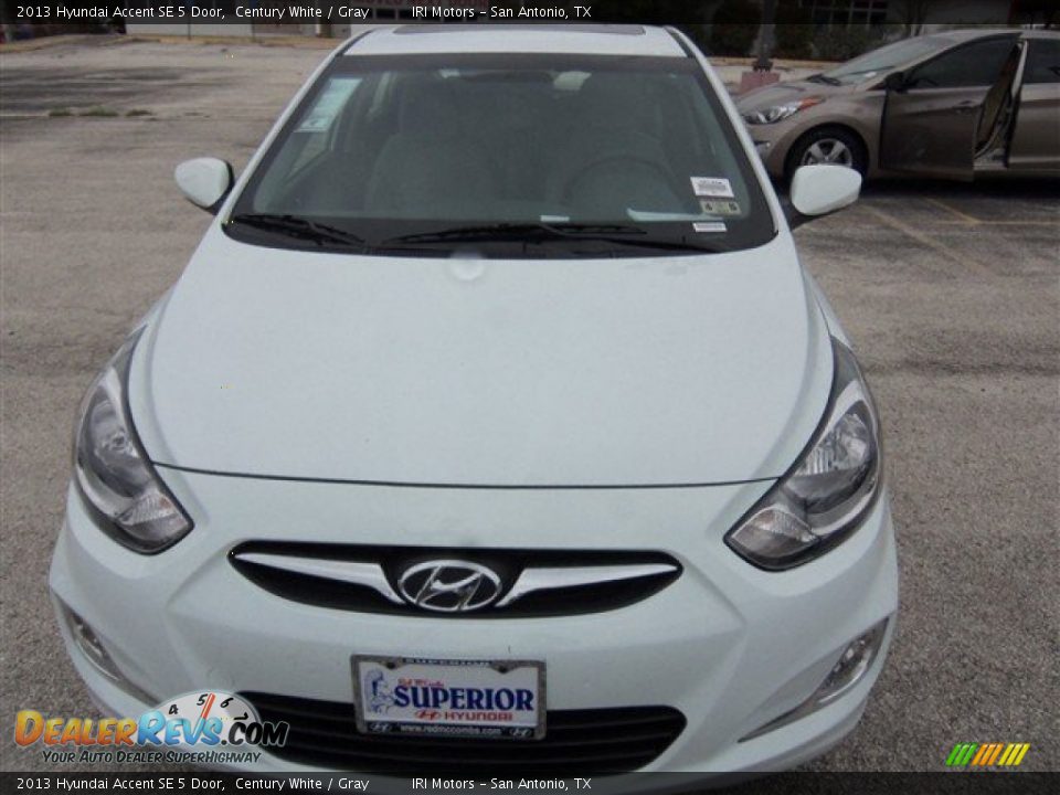2013 Hyundai Accent SE 5 Door Century White / Gray Photo #1