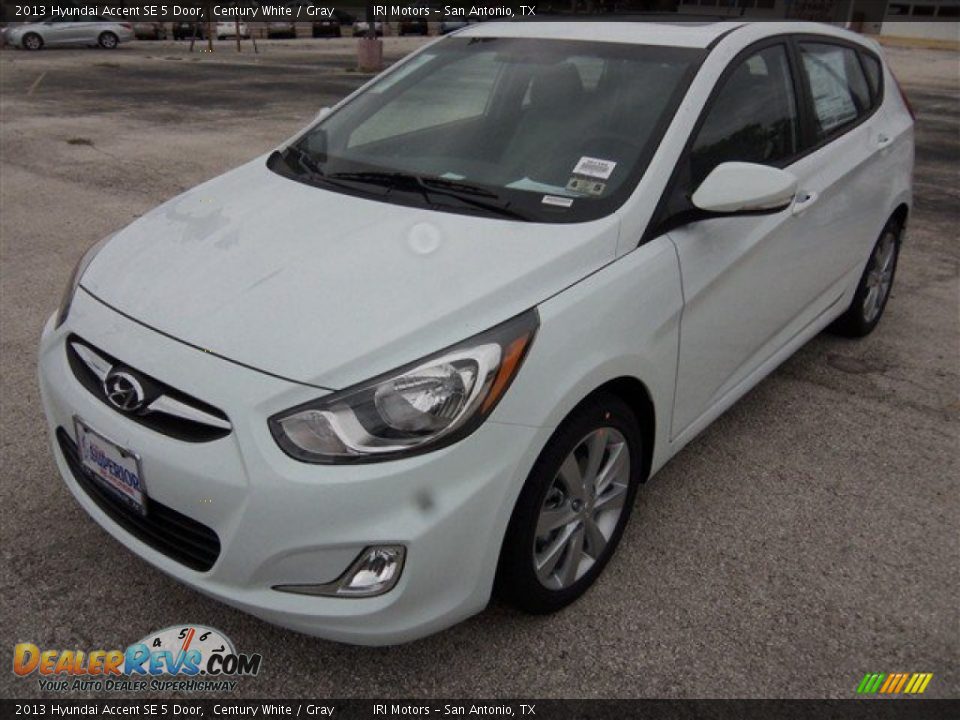 2013 Hyundai Accent SE 5 Door Century White / Gray Photo #2