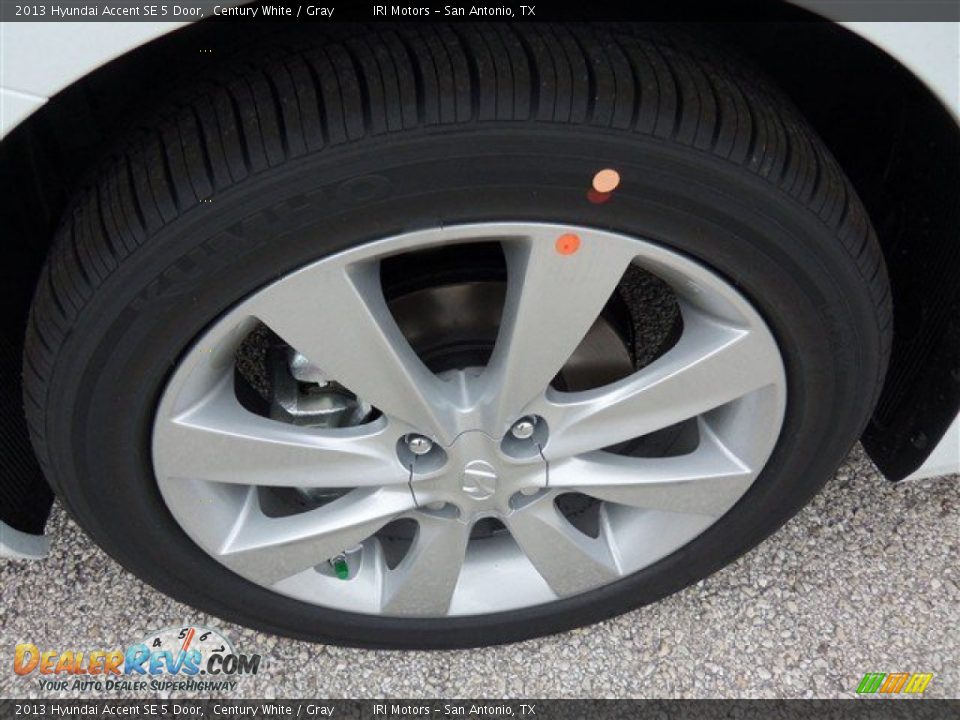 2013 Hyundai Accent SE 5 Door Century White / Gray Photo #3