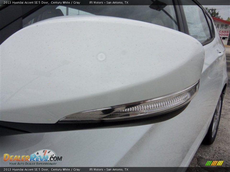 2013 Hyundai Accent SE 5 Door Century White / Gray Photo #4