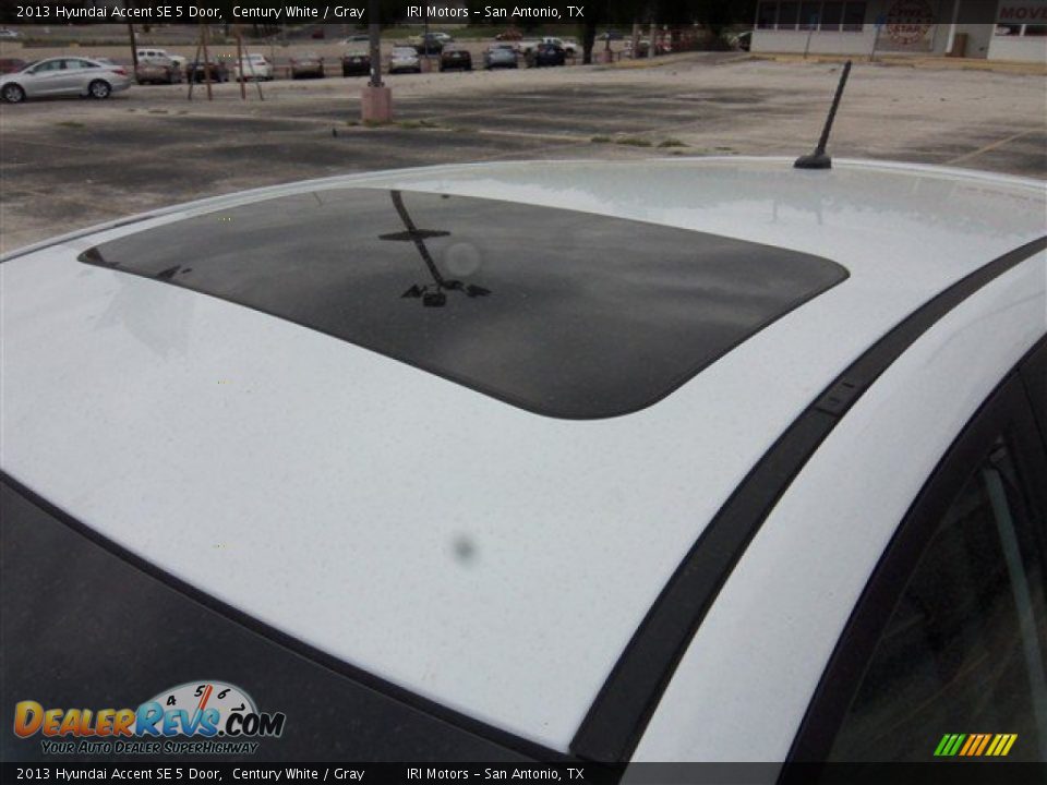 2013 Hyundai Accent SE 5 Door Century White / Gray Photo #5