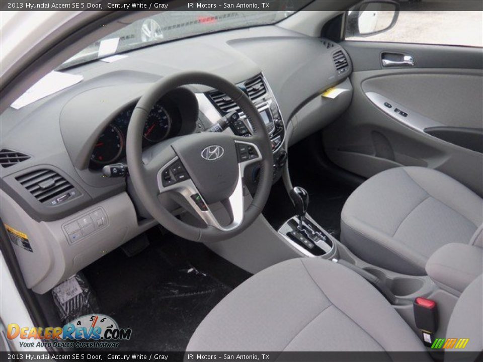 2013 Hyundai Accent SE 5 Door Century White / Gray Photo #9