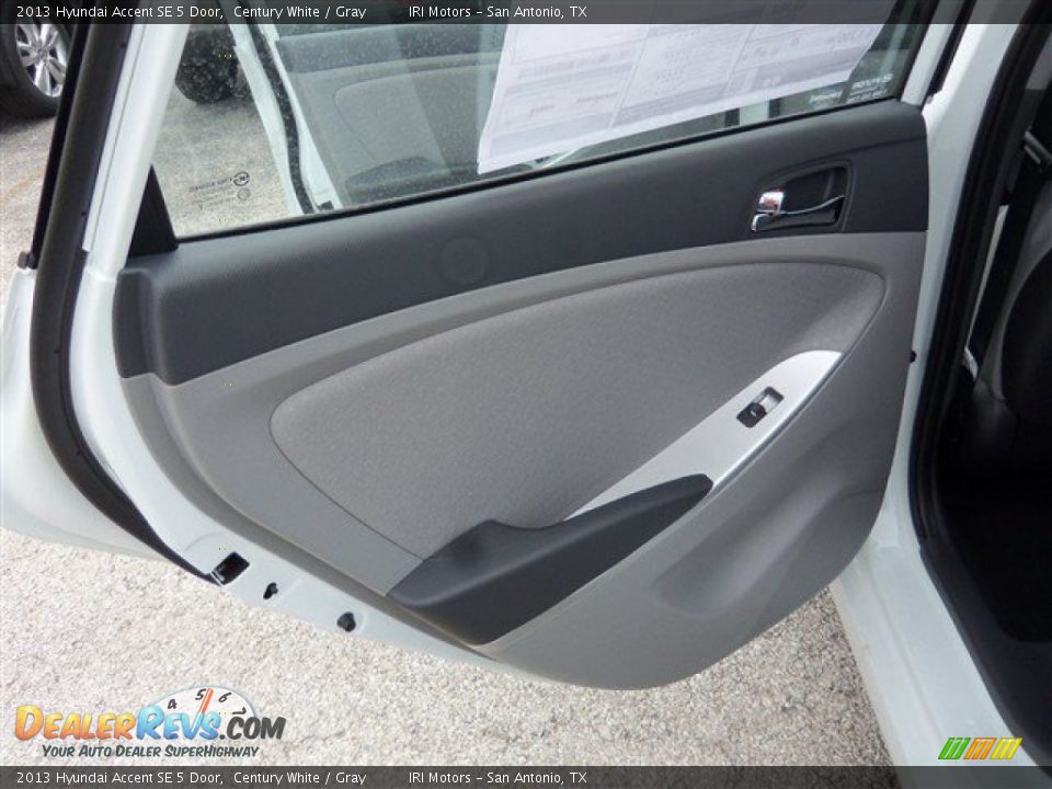2013 Hyundai Accent SE 5 Door Century White / Gray Photo #11