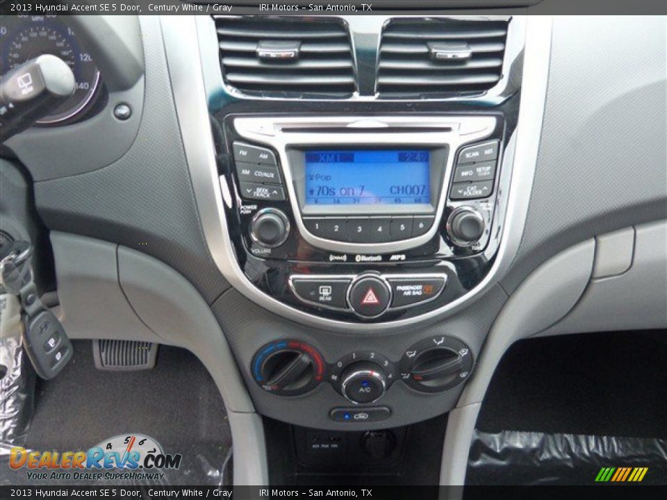 2013 Hyundai Accent SE 5 Door Century White / Gray Photo #14