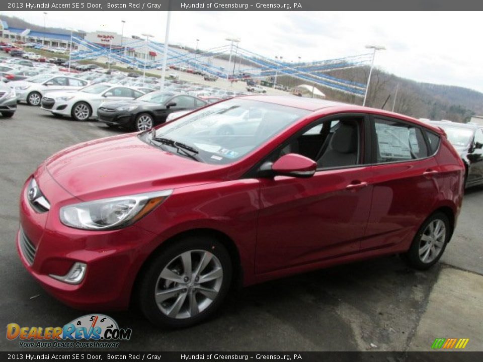 2013 Hyundai Accent SE 5 Door Boston Red / Gray Photo #4