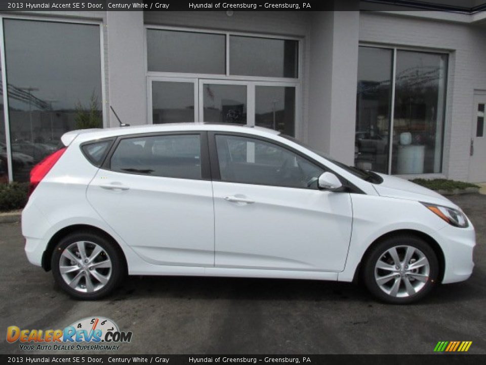 2013 Hyundai Accent SE 5 Door Century White / Gray Photo #2