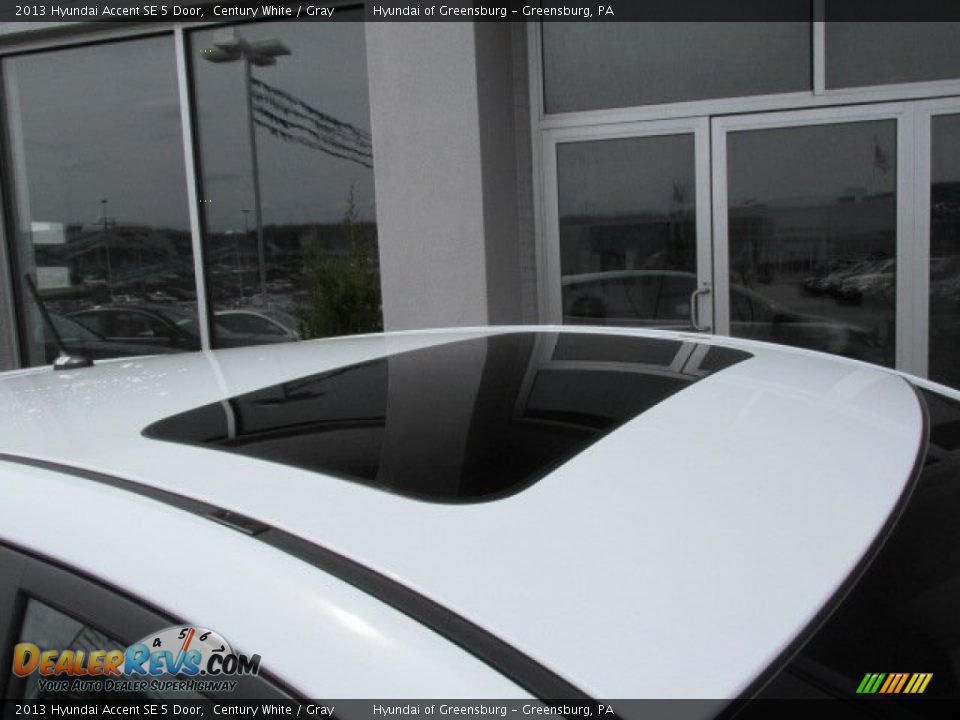 2013 Hyundai Accent SE 5 Door Century White / Gray Photo #3