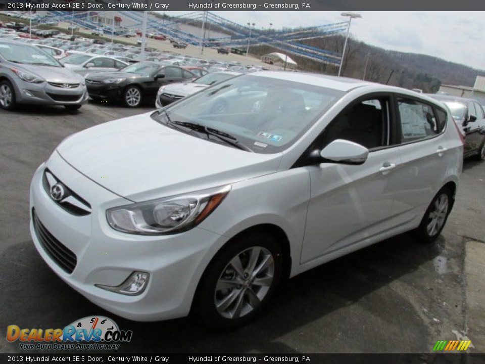 2013 Hyundai Accent SE 5 Door Century White / Gray Photo #4