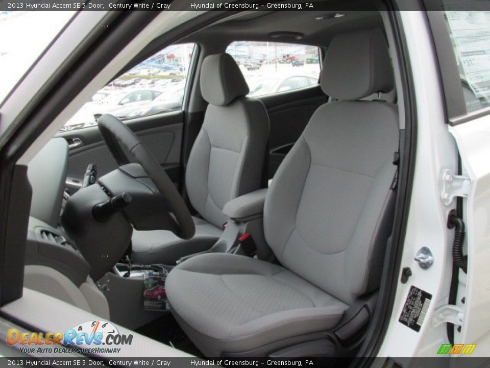 2013 Hyundai Accent SE 5 Door Century White / Gray Photo #7