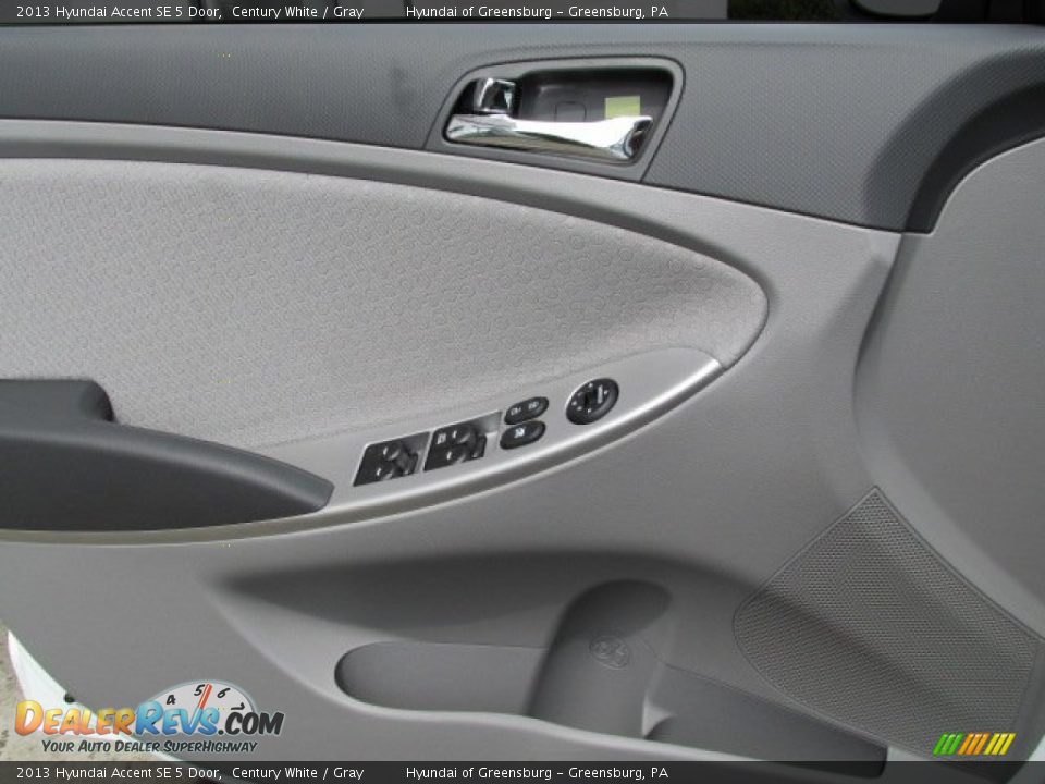 2013 Hyundai Accent SE 5 Door Century White / Gray Photo #9