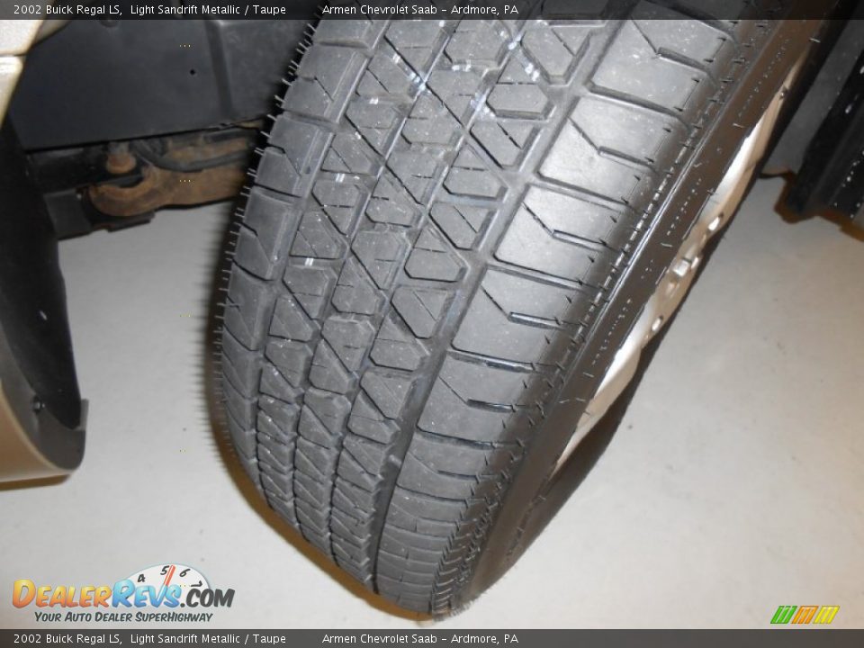 2002 Buick Regal LS Light Sandrift Metallic / Taupe Photo #22