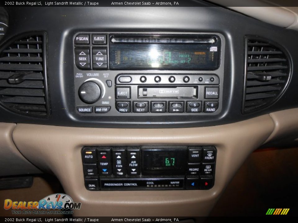 Controls of 2002 Buick Regal LS Photo #23