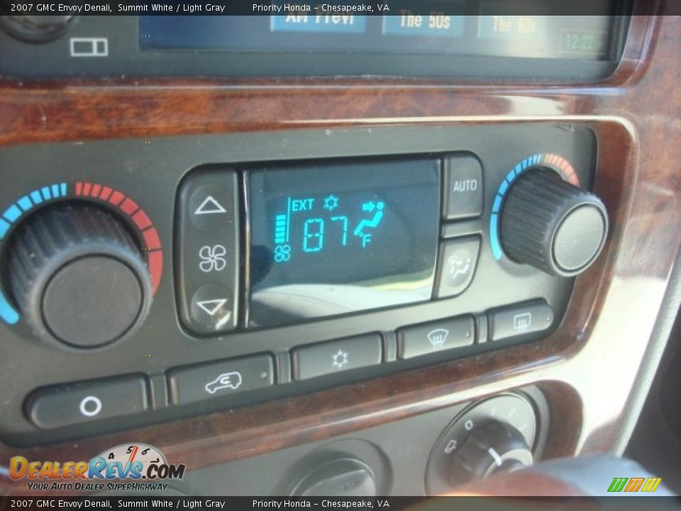 2007 GMC Envoy Denali Summit White / Light Gray Photo #17