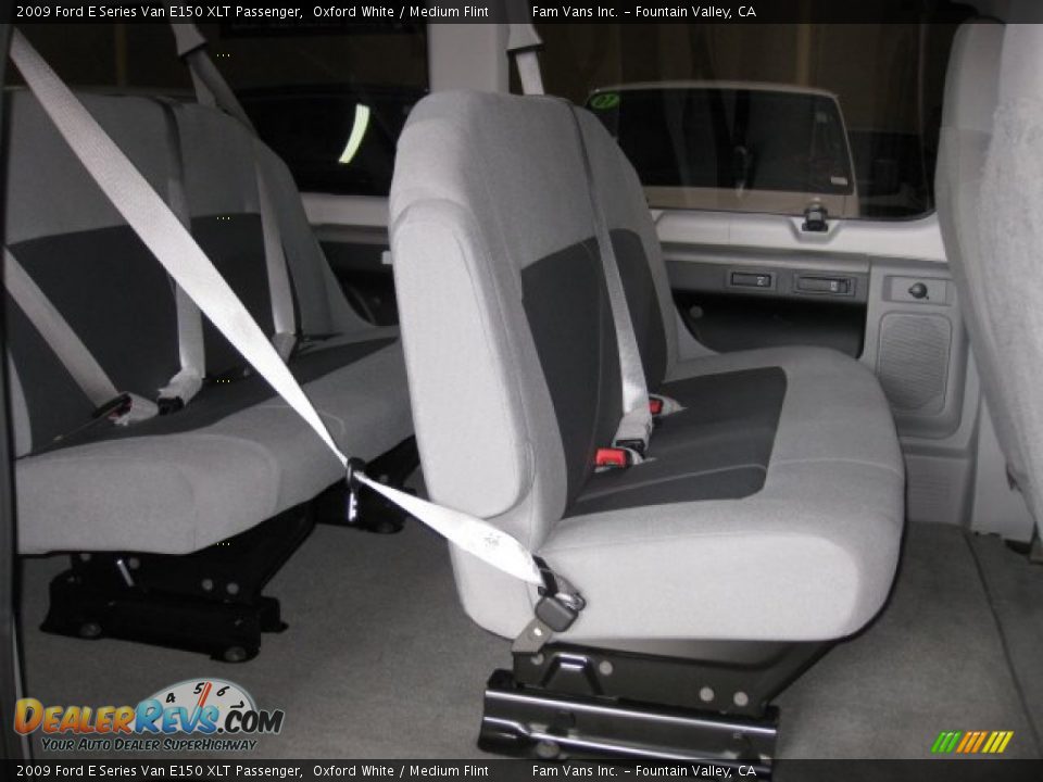 2009 Ford E Series Van E150 XLT Passenger Oxford White / Medium Flint Photo #7