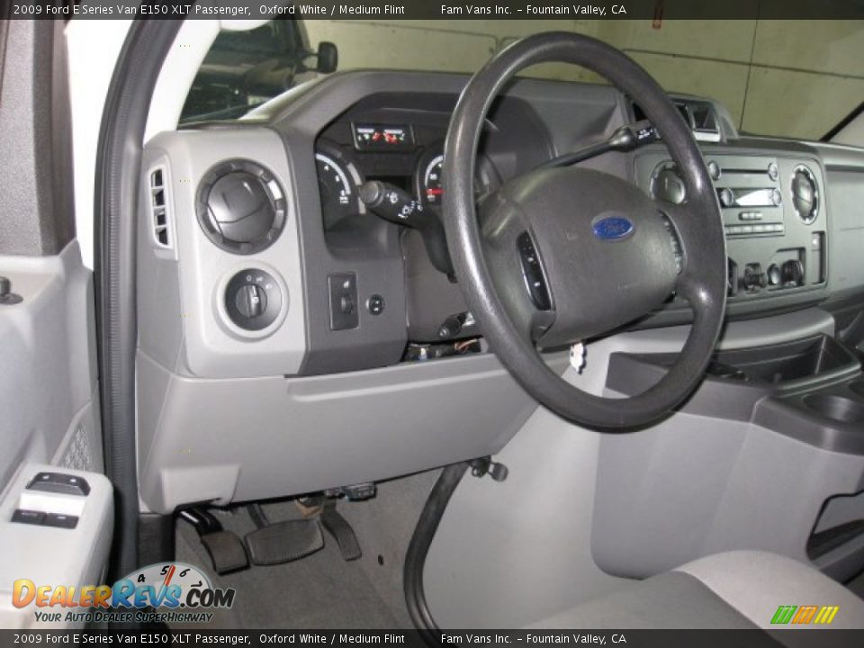 2009 Ford E Series Van E150 XLT Passenger Oxford White / Medium Flint Photo #10