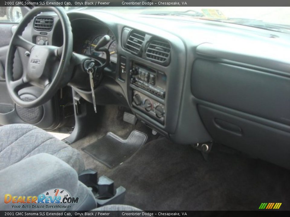 Dashboard of 2001 GMC Sonoma SLS Extended Cab Photo #13