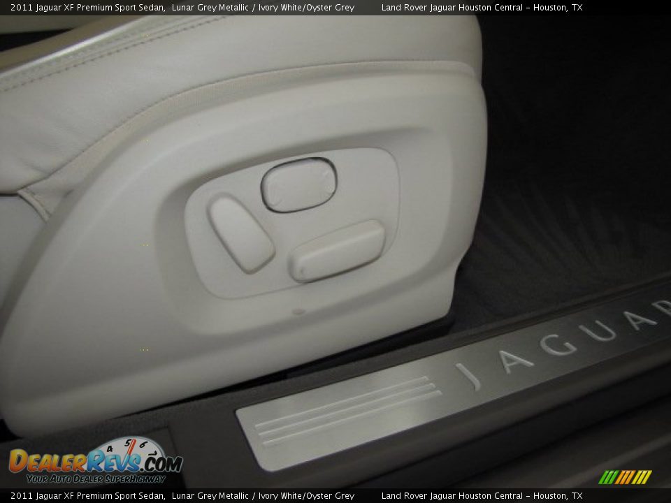 2011 Jaguar XF Premium Sport Sedan Lunar Grey Metallic / Ivory White/Oyster Grey Photo #25