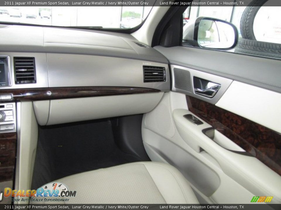 2011 Jaguar XF Premium Sport Sedan Lunar Grey Metallic / Ivory White/Oyster Grey Photo #32