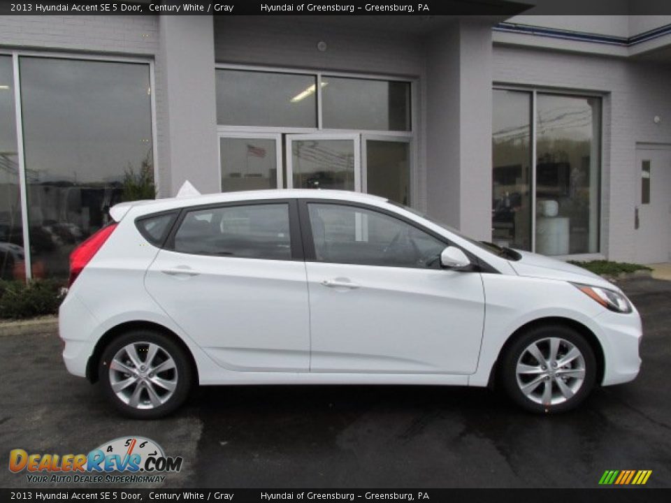 2013 Hyundai Accent SE 5 Door Century White / Gray Photo #2