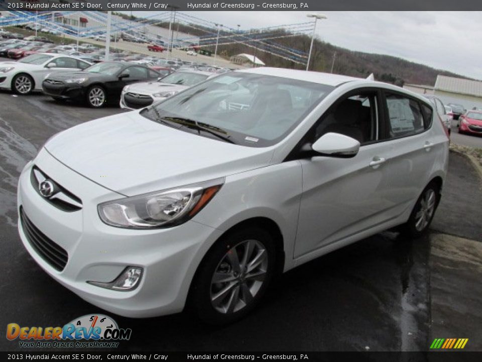 2013 Hyundai Accent SE 5 Door Century White / Gray Photo #3