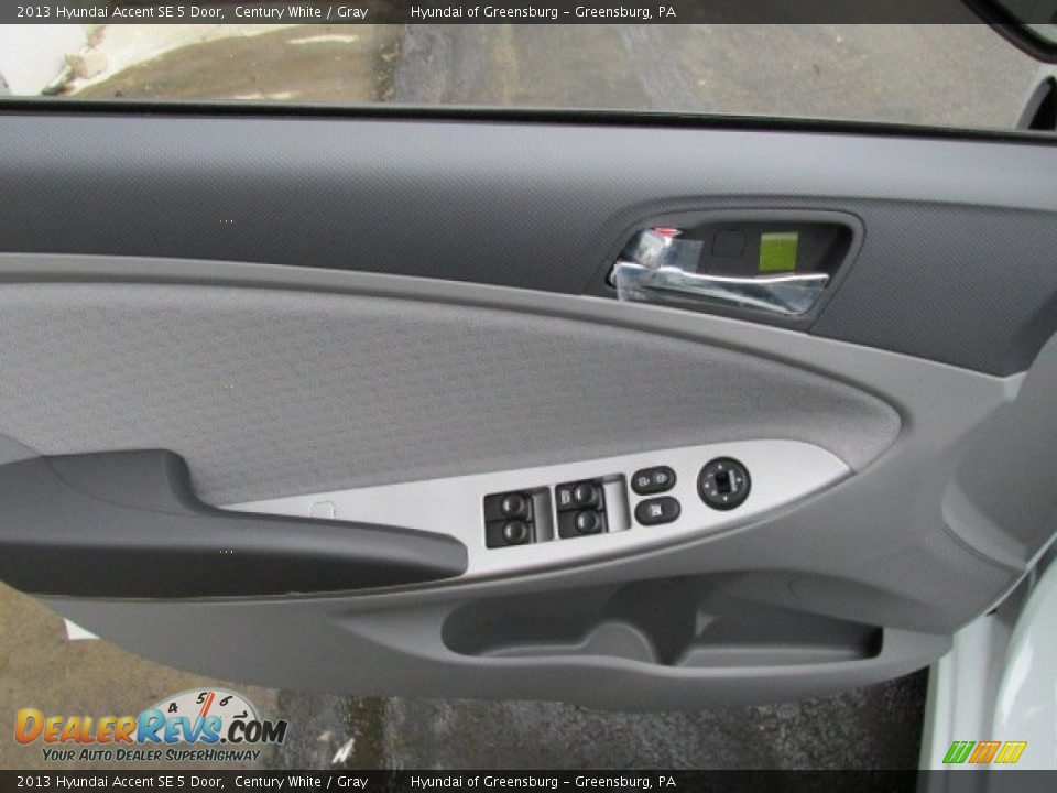 2013 Hyundai Accent SE 5 Door Century White / Gray Photo #5