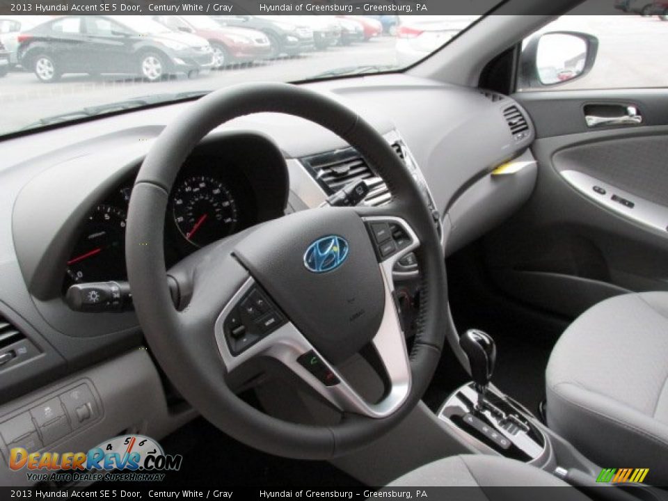 Dashboard of 2013 Hyundai Accent SE 5 Door Photo #6