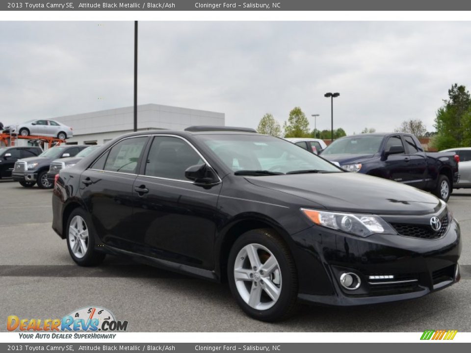 Front 3/4 View of 2013 Toyota Camry SE Photo #7