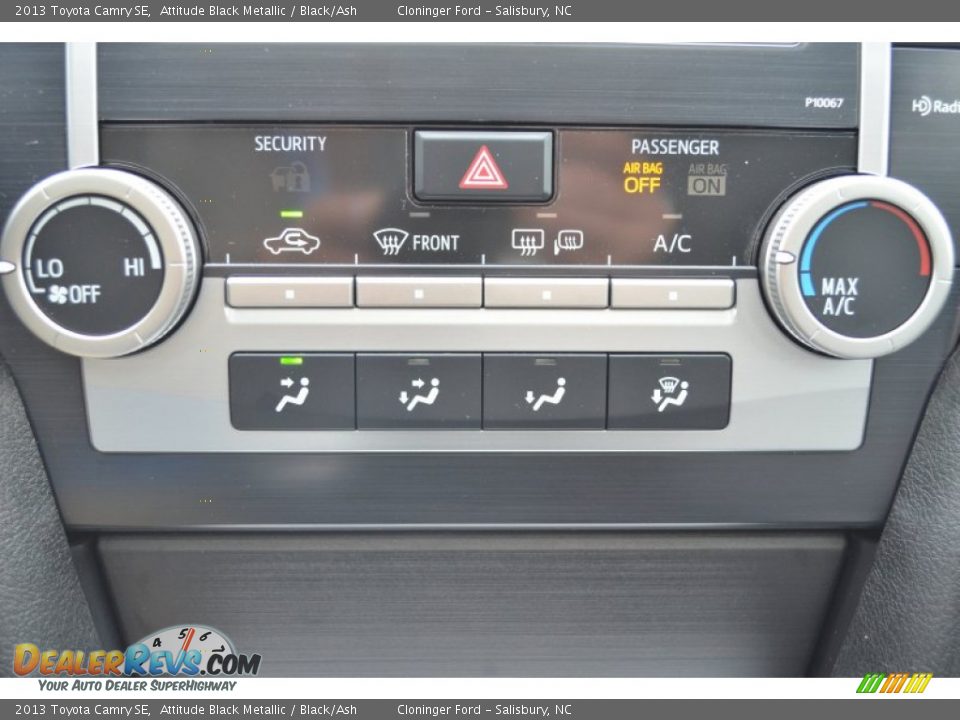 Controls of 2013 Toyota Camry SE Photo #29