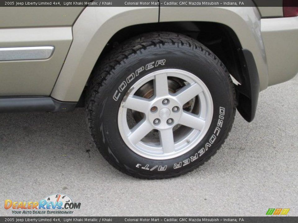 2005 Jeep Liberty Limited 4x4 Light Khaki Metallic / Khaki Photo #3