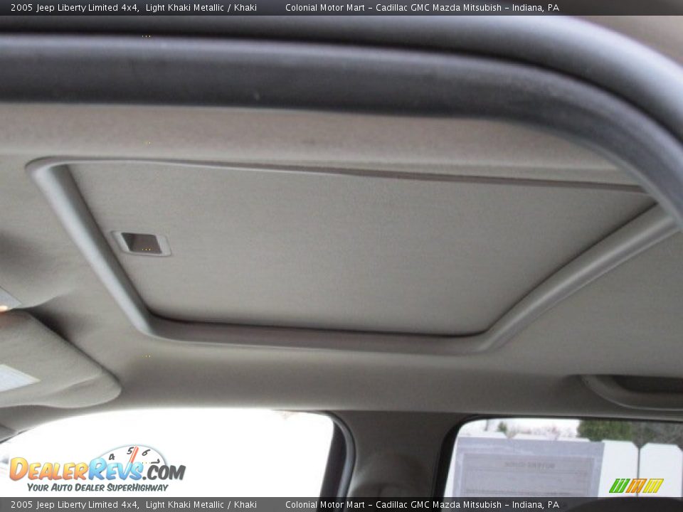 2005 Jeep Liberty Limited 4x4 Light Khaki Metallic / Khaki Photo #10