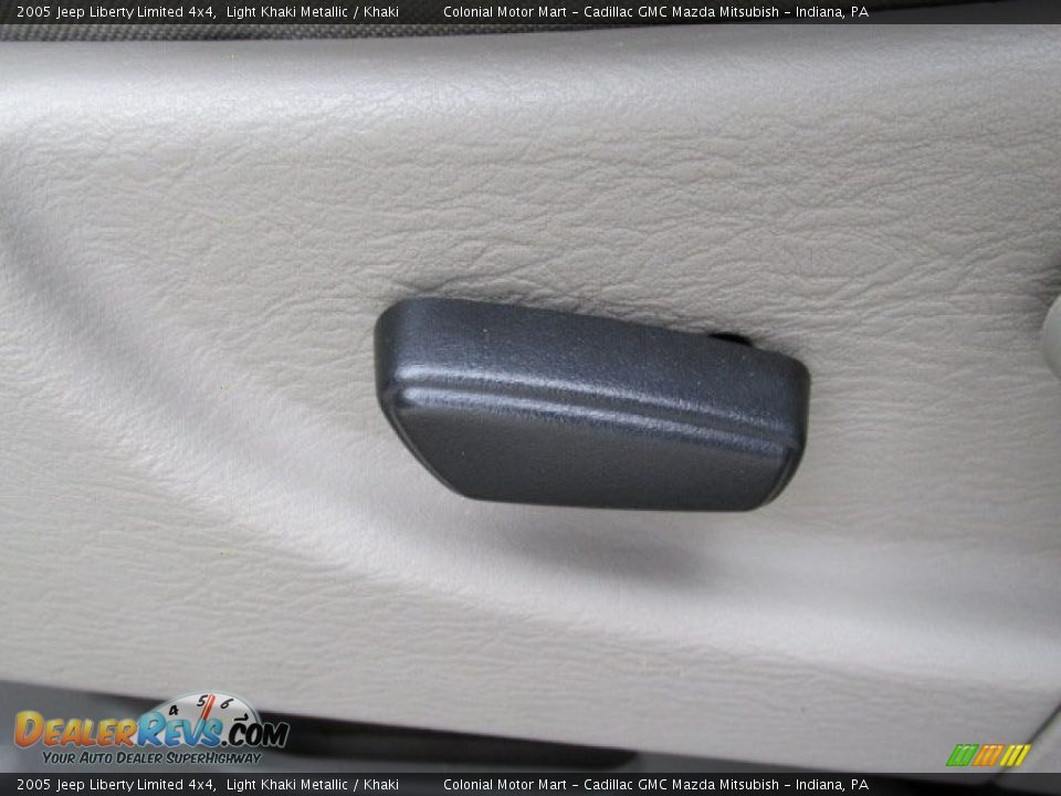2005 Jeep Liberty Limited 4x4 Light Khaki Metallic / Khaki Photo #12
