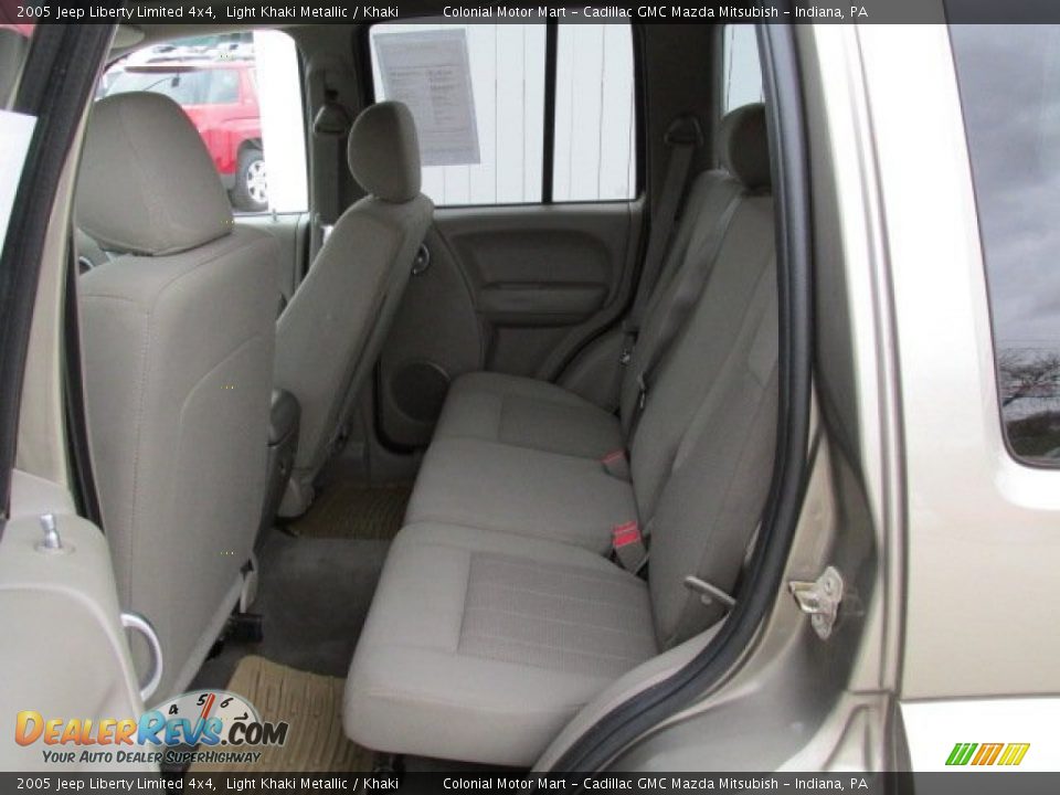 2005 Jeep Liberty Limited 4x4 Light Khaki Metallic / Khaki Photo #17