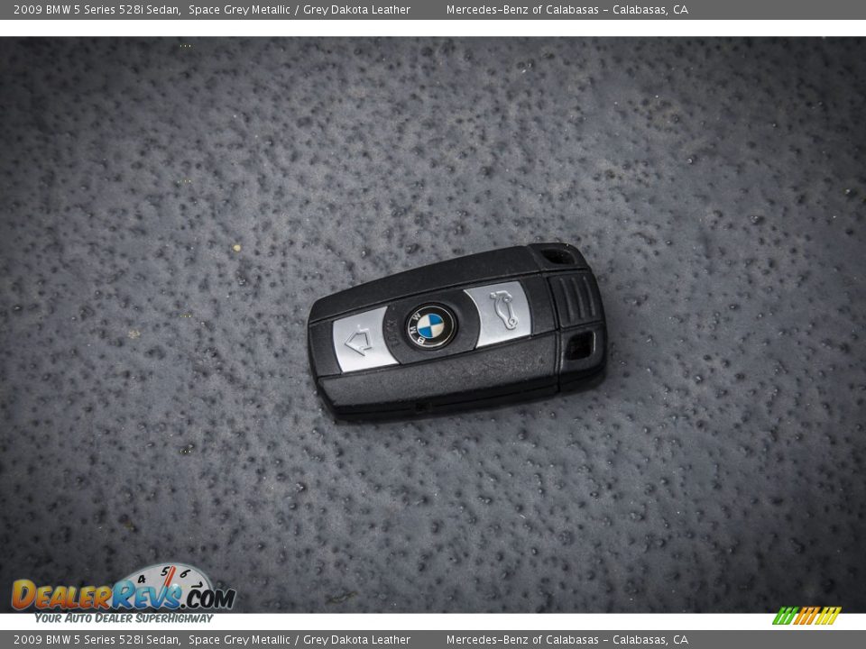 Keys of 2009 BMW 5 Series 528i Sedan Photo #11