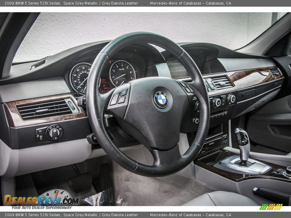 Dashboard of 2009 BMW 5 Series 528i Sedan Photo #18