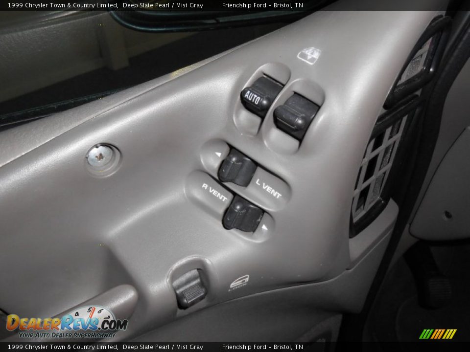 Controls of 1999 Chrysler Town & Country Limited Photo #14