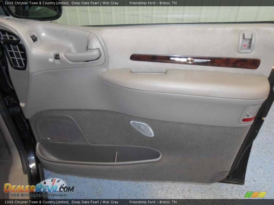 Door Panel of 1999 Chrysler Town & Country Limited Photo #23