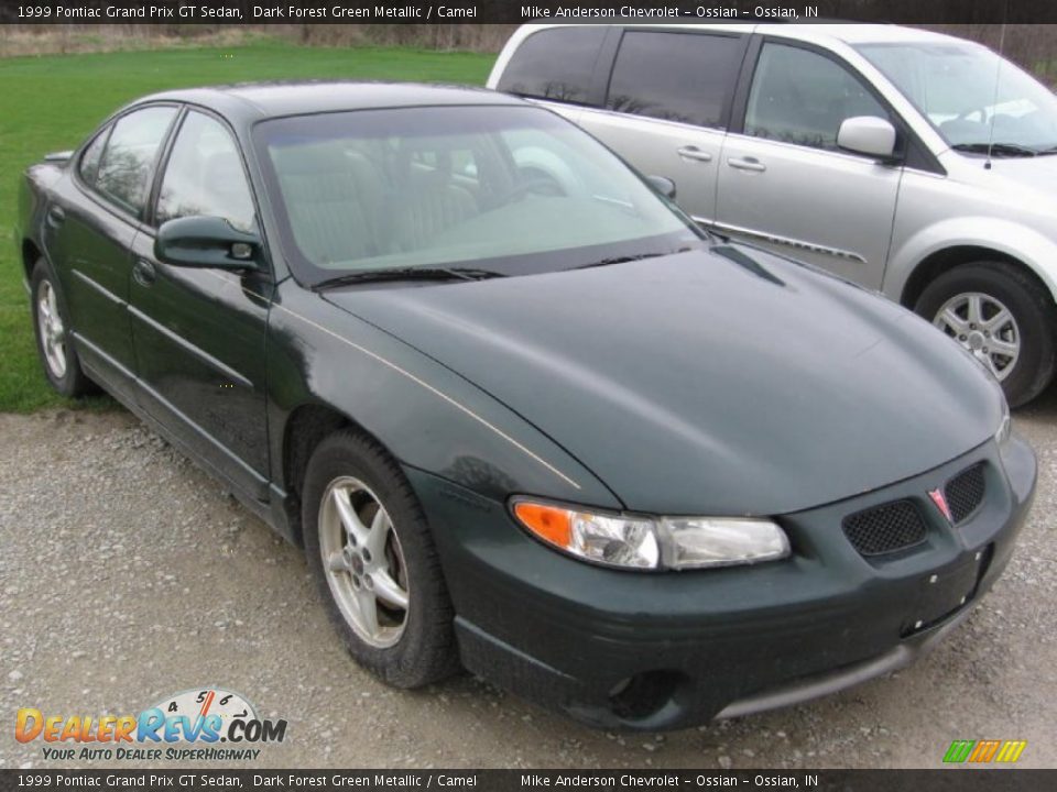 Front 3/4 View of 1999 Pontiac Grand Prix GT Sedan Photo #1
