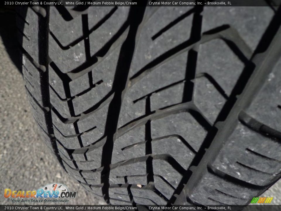 2010 Chrysler Town & Country LX White Gold / Medium Pebble Beige/Cream Photo #17