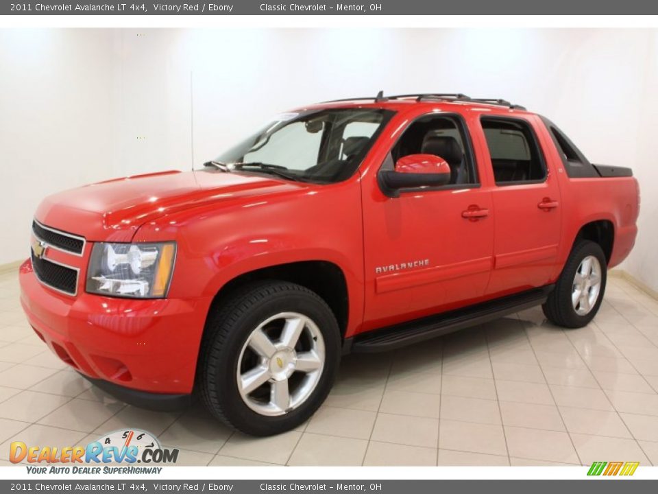 Front 3/4 View of 2011 Chevrolet Avalanche LT 4x4 Photo #3